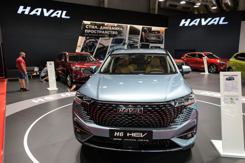 Първият хибриден модел на "Грейт Уол Моторс" – HAVAL H6 HEV е втората премиера от SUV бранда на китайския концерн. Той идва с 1.5-литров, четирицилиндров бензинов двигател, с турбокомпресор, комбиниран с електродвигател и батерия. Общата системна мощност е 240 конски сили, а максималният въртящ момент 530 Nm. Предаването е предно, а комбинираният разход на гориво е 5.2 л/100 км.