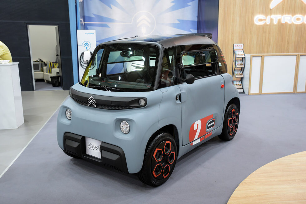 Citroën навлиза в съвременната градска мобилност с дългия 2.41 м. двуместен електромобил AMI. С батерия, която се зарежда само за 3 часа от стандартна електрическа мрежа и достъпна цена от 21 хил. лв., моделът, станал хит в Европа, търси купувачи и в България.