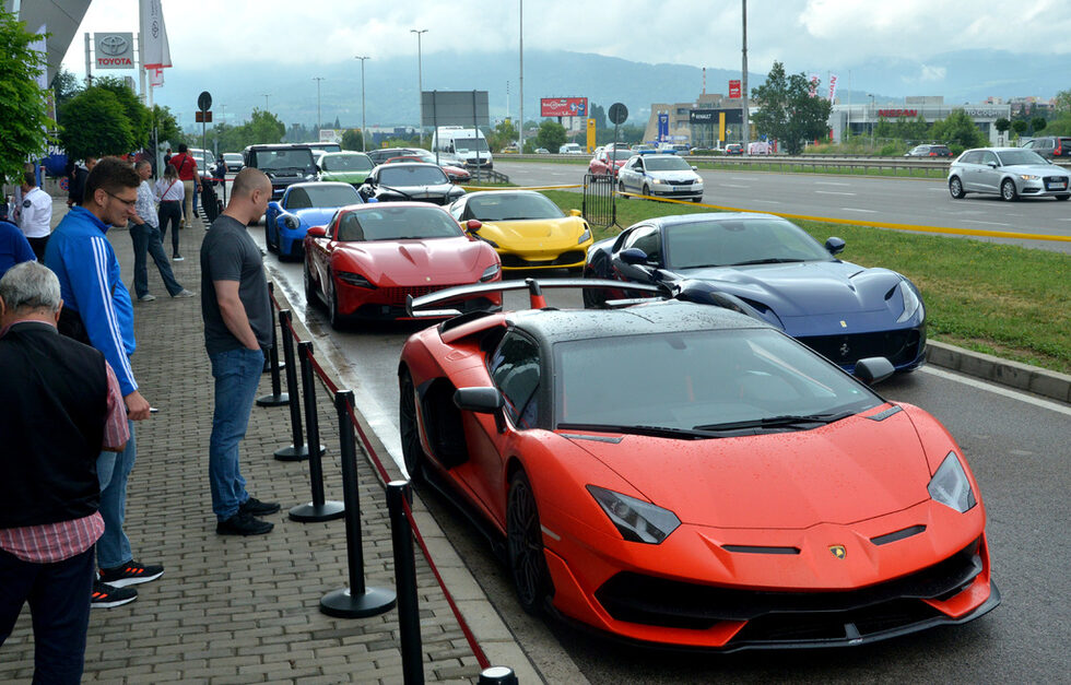 Sofia Festival of Speed се откри в петък в София. Първото в България изложение за луксозни и спортни автомобили отвори врати на бул. "Цариградско шосе" 159, Benchmark Business Center, в София на 10 юни и ще продължи до 12 юни включително.