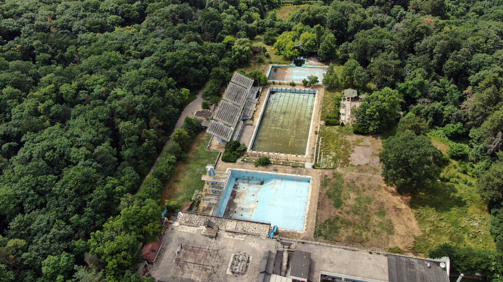 От 2006 г. къпалнята "Мария Луиза" в Борисовата градина е затворена. Трите басейна се пълнят само с дъждовна вода, но собственикът - съвместното дружество между общинското "Софийски имоти" и други две, свързани с Румен Гайтански-Вълка, сега обяви, че ще започне да възстановява лябимия някога плаж на софиянци.