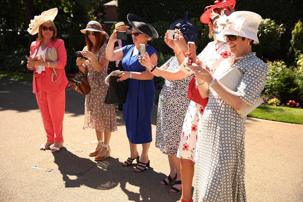 Фотогалерия: Кралски особи, състезания и шапки на британския фестивал Royal Ascot