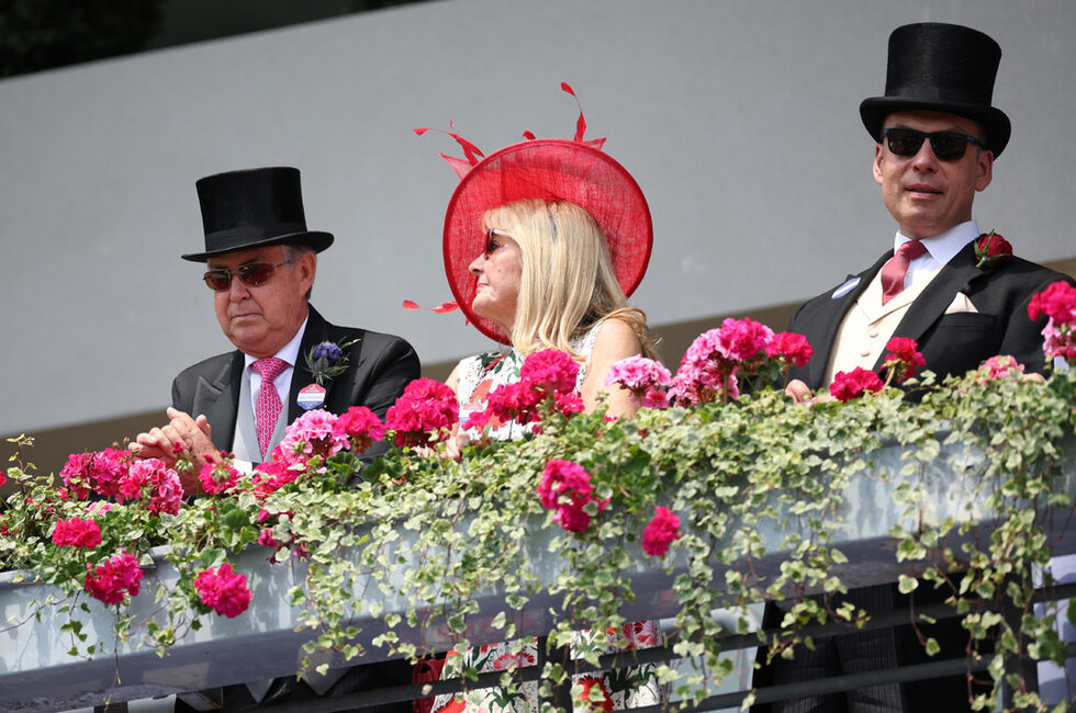 Фотогалерия: Кралски особи, състезания и шапки на британския фестивал Royal Ascot