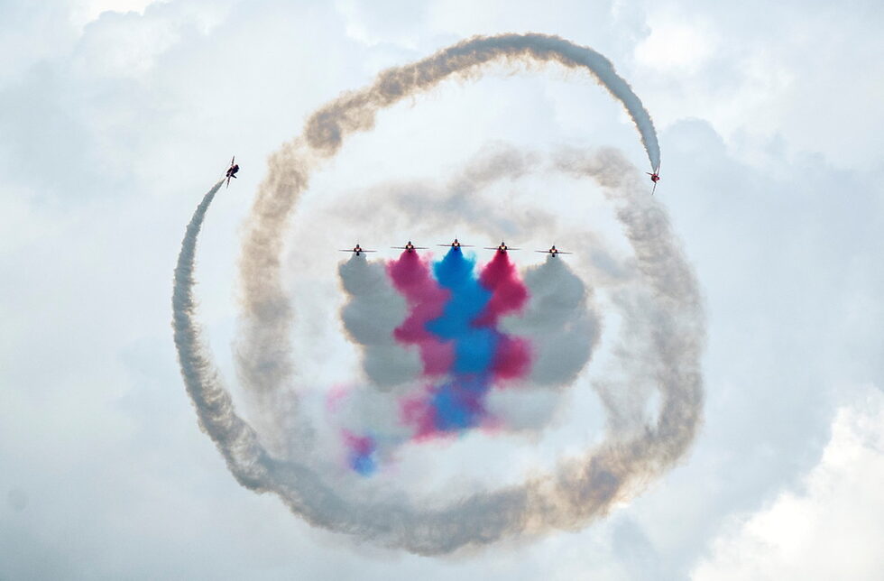 Ескадрилата за висш пилотаж на Кралските военновъздушни сили Red Arrows участва във въздушно шоу на летище Каруп, в Каруп, Дания
