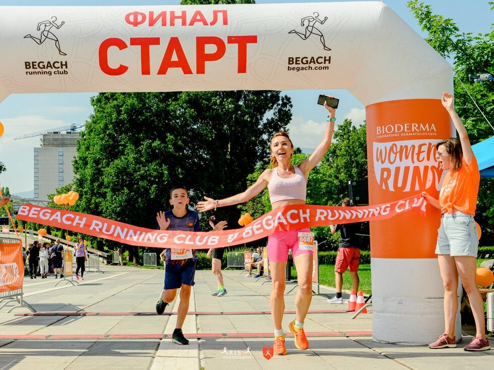 Традиционното женско бягане Bioderma Women's Run събра повече от 800 участнички през уикенда в София. Събитието се проведе на 25 юни, като се организира за четвърти път от "Бегач" и "Биодерма", е с благотворителна цел и подкрепя кампанията "Заедно сме в училище без граници" на сдружение "Деца с онкохематологични заболявания".