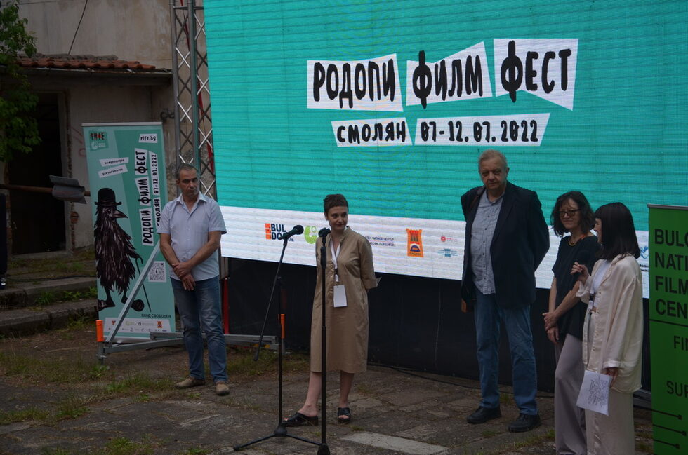 Освен конкурсната програма, "Родопи филм фест" ще предложи на публиката и панорама на ново българско документално кино, в два допълнителни дни - 11 и 12 юли. Както и специална професионална работилница<strong> </strong>от видния български режисьор на документални филми Светослав Драганов за студенти от Нов български университет.<br /><br />На снимката: Официалното откриване на фестивала преди прожекцията на "Воев".