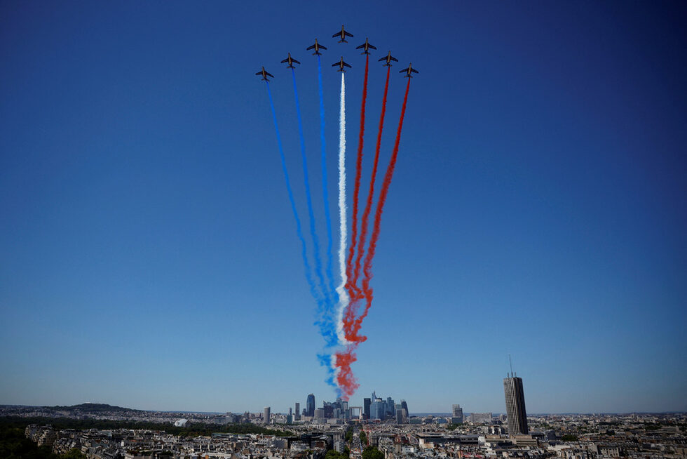 Изтребители "Алфа" от френските военновъздушни сили Patrouille de France прелитат над квартала Ла Дефанс по време на репетиция за традиционния военен парад по случай Деня на Бастилията в Париж, Франция.