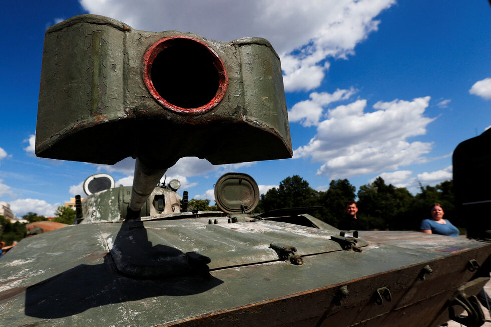 Част от руско военно оборудване, унищожено от въоръжените сили на Украйна, изложено в Прага, Чешката република.