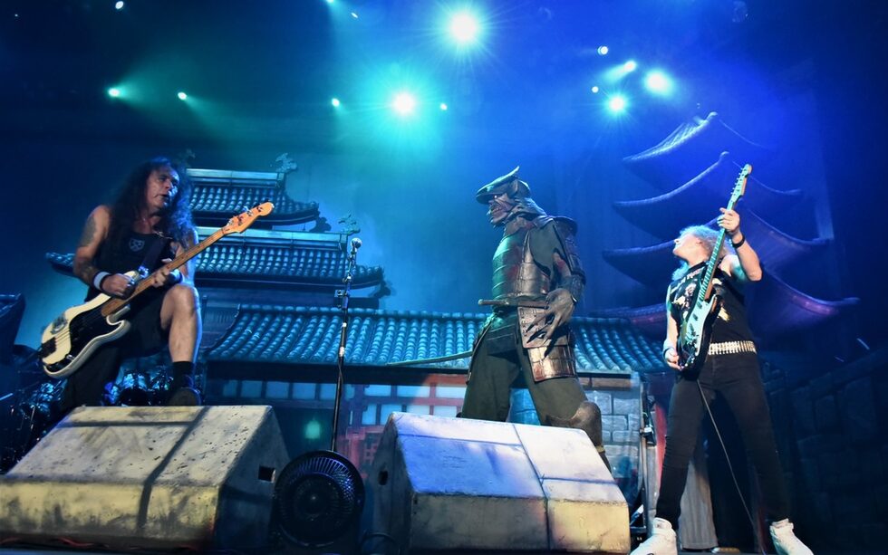 Британските метъл величия IRON MAIDEN преобразиха "Арена Армеец" във фентъзи свят, изпълнен с епични чудовища, огньове, подли демони, самураи и безстрашни воини – в лицето на своите фенове.<br /><br />Зашеметяващата енергия на изпълнителите се сля в едно с интензивните<br />емоции на българската публика на напълно разпродадения концерт в столицата снощи.