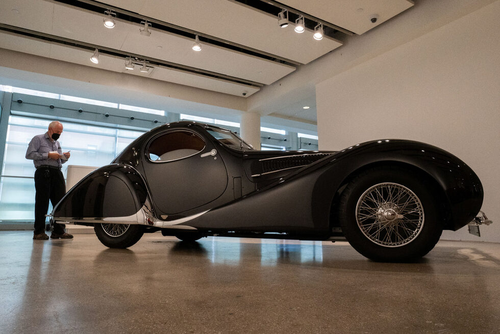 Talbot-Lago T150-C SS Teardrop Coupe от Figoni et Falaschi от 1938 г., оценен на между 9 и 11 млн. долара, е показан по време на най-големия автомобилен търг за годината в "Сотбис" в Ню Йорк