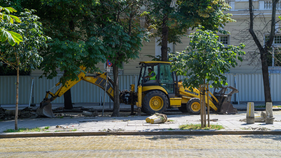 Настилката по малката улица "Дими Паница" също ще се обнови. Фирмата-изпълнител на ремонта "Трейс груп холд"АД има общо 300 дни по договор за завършване на обновлението на "Зона 4". Тя включва и ул. "Московска", която ще се преустрои в изцяло пешеходна в пасажа пред сградата на Столичната община - от бул. "Васил Левски" до ул. "Георги Раковски".