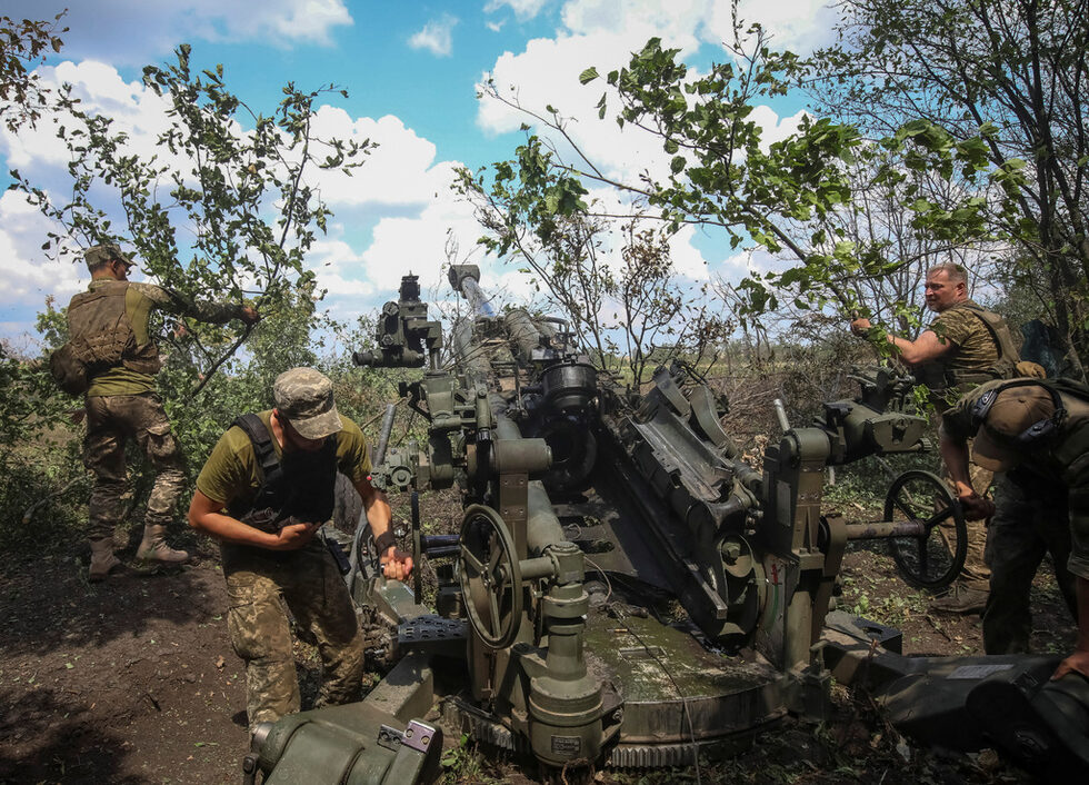 Украински военнослужещи подготвят гаубица M777 за стрелба на фронтовата линия в Харковска област, докато руската атака срещу Украйна продължава.