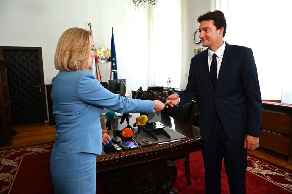 Новият служебен министър на правосъдието <a href="https://www.dnevnik.bg/politika/2022/08/01/4375490_razlichen_sred_svoite_-_koi_e_krum_zarkov_slujebniiat/">Крум Зарков</a> пое ангажимент да продължи работата на Надежда Йорданова за съдебна реформа и да гарантира приемственост на действията ѝ.