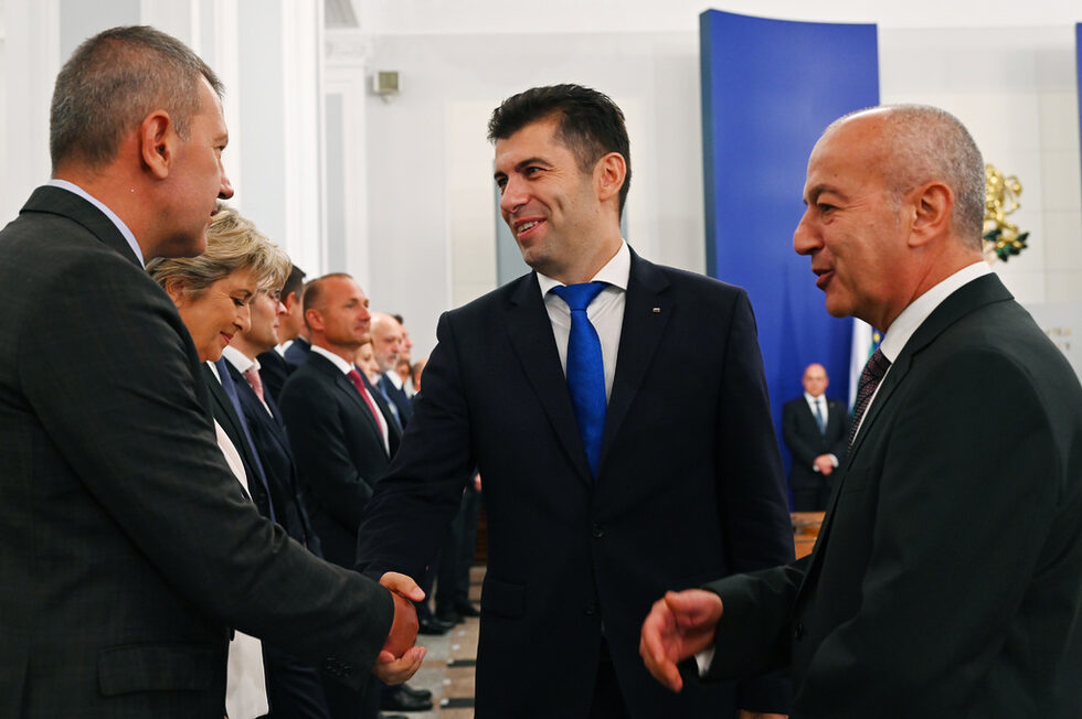 Кирил Петков се здрависва с новия министър на електронното управление Георги Тодоров.