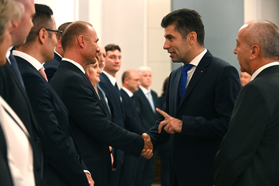 Кирил Петков се здрависва с новия министър на енергетиката <a href="https://www.dnevnik.bg/bulgaria/2022/08/01/4375597_koi_e_rosen_hristov_-_slujebniiat_ministur_na/">Росен Христов</a>.