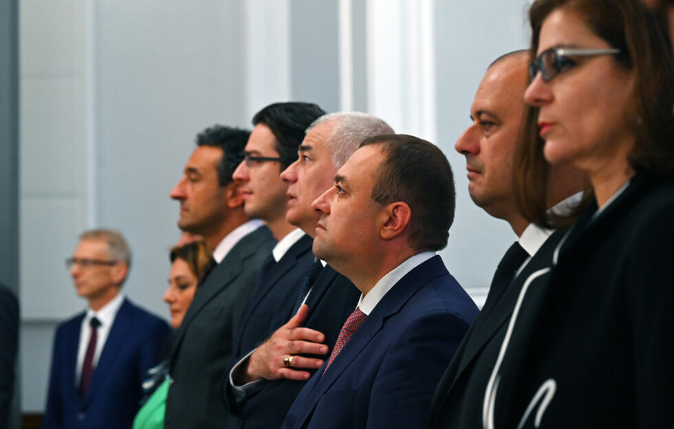 В центъра на снимката е бившият министър на земеделието Иван Иванов (от квотата на БСП).