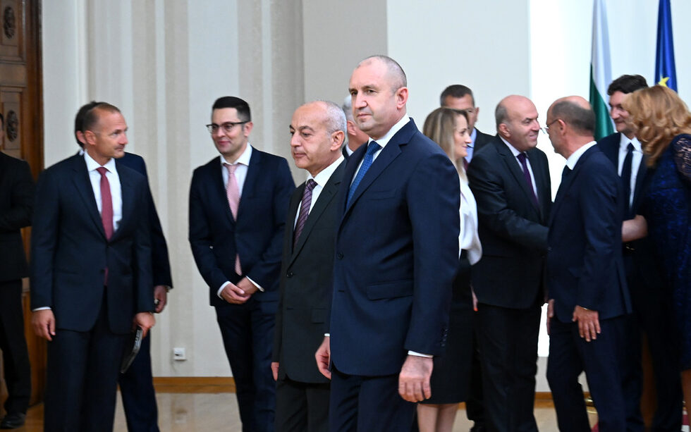 Президентът Румен Радев и новият служебен премиер Гълъб Донев.