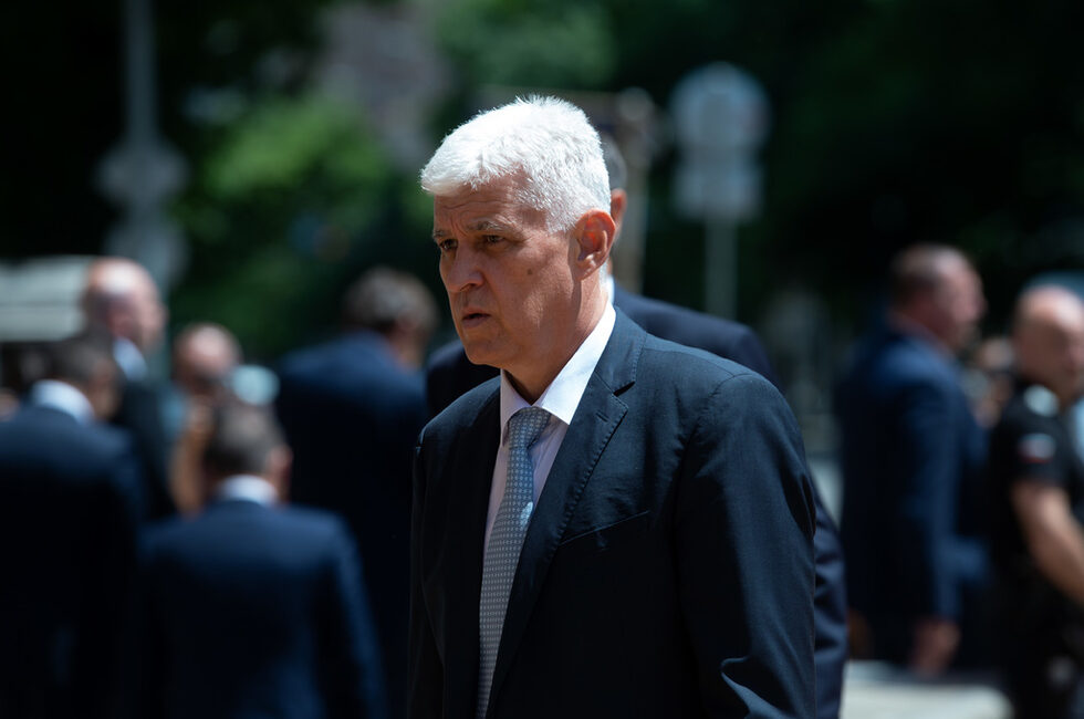 <a href="https://www.dnevnik.bg/bulgaria/2022/08/01/4375601_koi_e_dimitur_stoianov_-_noviiat_slujeben_ministur_na/">Димитър Стоянов</a> е служебният министър на отбраната.