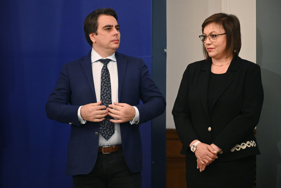 Корнелия Нинова и Асен Василев от бившите управляващи.