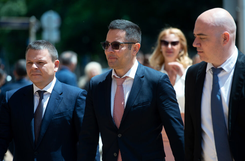 <a href="https://www.dnevnik.bg/bulgaria/2022/08/01/4375611_koi_e_aleksandur_pulev_-_slujebniiat_ministur_na/">Александър Пулев</a>, служебен министър на иновациите и растежа.
