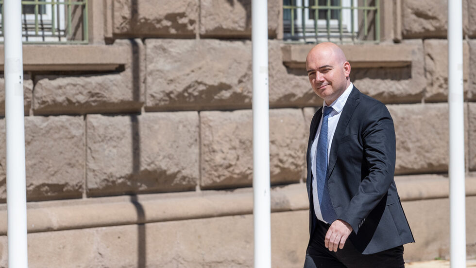 <a href="https://www.dnevnik.bg/bulgaria/2022/08/01/4375548_koi_e_ilin_dimitrov_-_slujebniiat_ministur_na_turizma/">Илин Димитров</a>, бивш депутат от "Продължаваме промяната", е служебен министър на туризма.