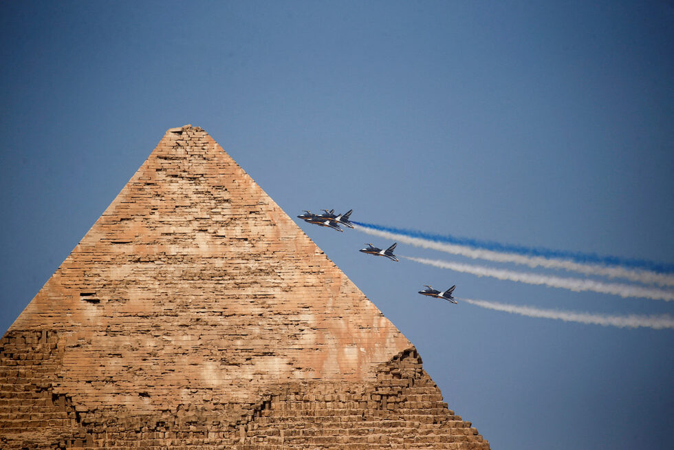 Самолети на авиошоуто Pyramids Air Show 2022, на което "Сребърните звезди" на египетските военновъздушни сили изпълняват висш пилотаж заедно с южнокорейския екип за висш пилотаж "Черните орли" в Гиза, Египет