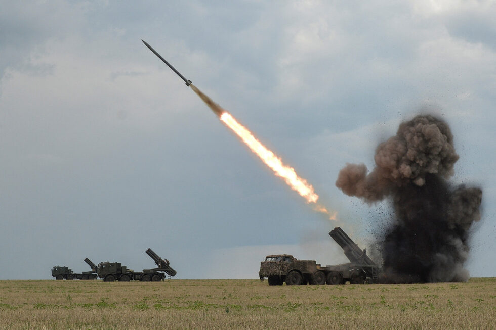 Украински военнослужещи стрелят с ракетна система за залпов огън БМ27 "Ураган" на позиция в Харковска област, докато продължава руската атака срещу Украйна,