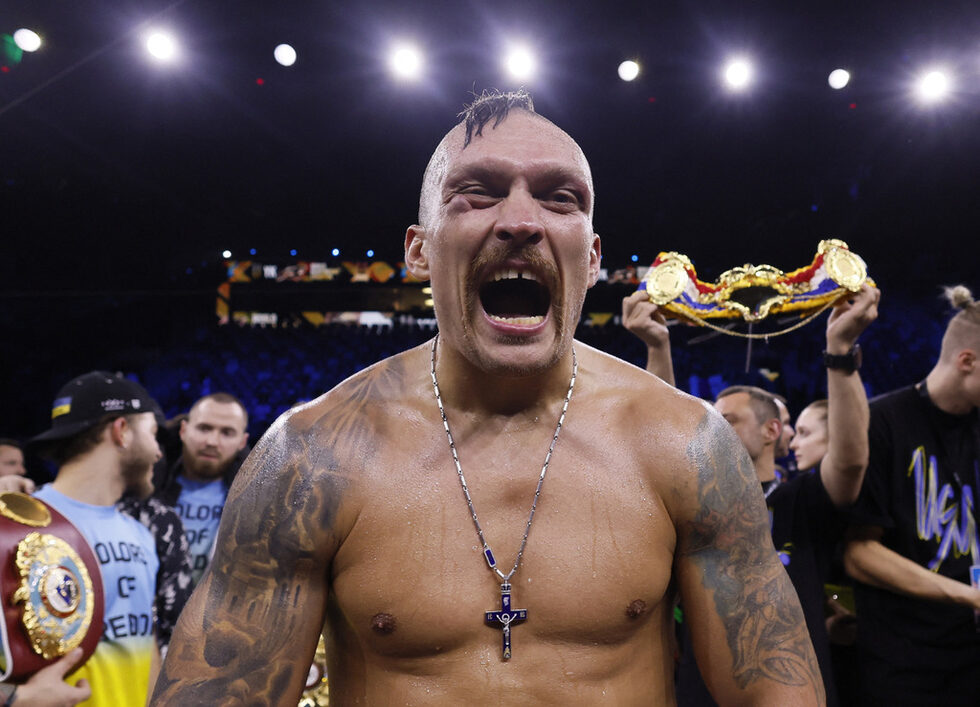 Александър Усик ликува минути след <a href="https://www.dnevnik.bg/sport/2022/08/21/4381981_usik_otnovo_pobedi_djoshua_i_zashtiti_svetovnite_si/?ref=home_layer2">победата си над Антъни Джошуа</a> в мача за световните титли по бокс в тежка категория. В Саудитска Арабия украинецът победи за втори пореден път британския си опонент и запази поясите си.<br /><br />Това стана с 2:1 съдийски гласа. Английският рефер Стив Грей даде 115:113 точки за Джошуа, докато другите двама от САЩ и Украйна - 115:113 и 116:112 за Усик