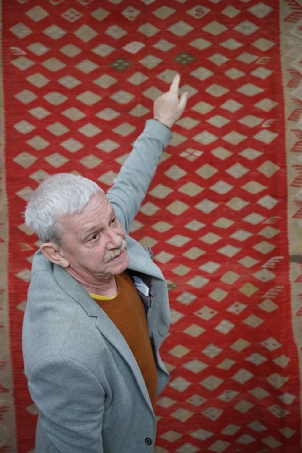 Наред с експозицията в Художествена галерия "Проф. Теофан Сокеров" посетителите ще могат да се разходят край 5 от етнографските къщи и край детската градина, където също ще бъдат обособени изложбени пространства. Планираният маршрут ще увлече жителите и гостите на град Ловеч в богатата история на българската килимарска традиция.<br /><br /><em>На снимката: Якоб ван Бейлен пред един от експонатите от колекцията си</em>