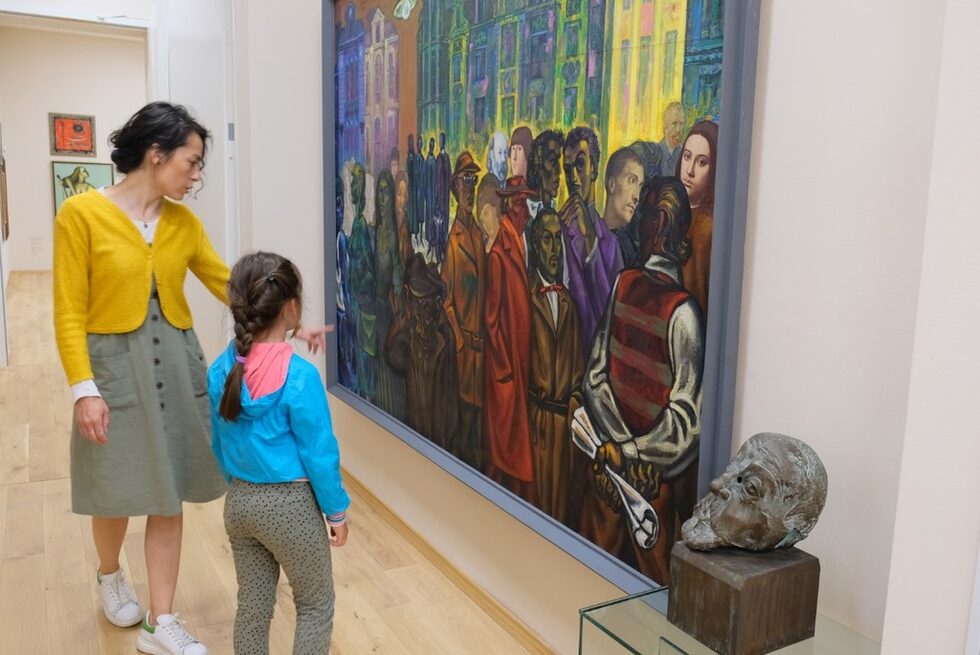 В наситения с културни събития месец септември <a href="https://www.dnevnik.bg/kultura/2022/08/01/4375121_mashtabna_fotoizlojba_s_lica_i_peizaji_ot_afrika/" target="_blank">Градска художествена галерия - Пловдив</a>, обяви, че предоставя три безплатни дни за разглеждане на всички постоянни и временни изложби, подредени в нейните сгради. <br /><br />На снимката: Постоянната експозиция на ул. "Съборна"