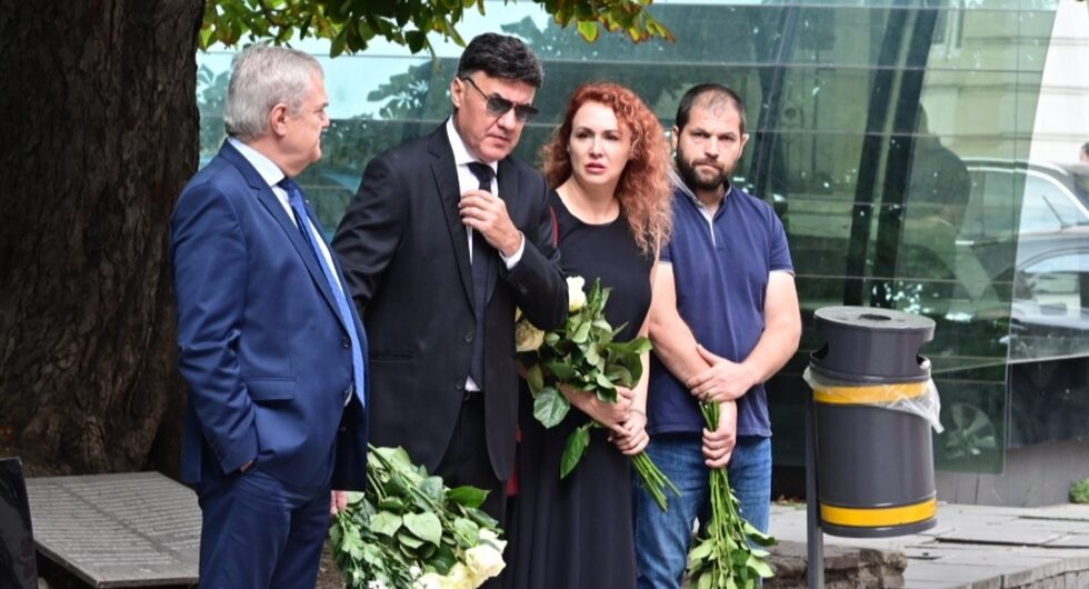 Костадинов беше член на изпълкома на Българския футболен съюз. Да се простят в църквата "Света София" дойдоха председателят на съюза Борислав Михайлов и съпругата му бившата гимнастичка Мария Петрова. До тях вляво е председателят на АБВ и бивш вътрешен министър Румен Петков.