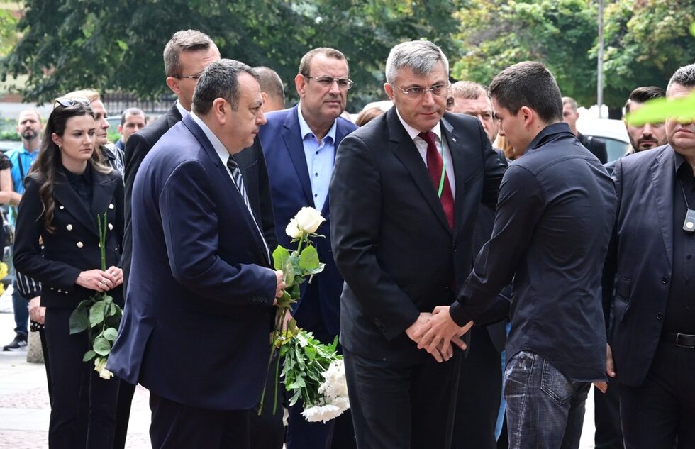 Съпартийци от Движението за права и свободи, политици от други формации, бизнесмени, представители на спортните среди, общественици дойдоха да се простят с починалия внезапно в неделя дългогодишен член на ръководството на ДПС и депутат Камен Костадинов.