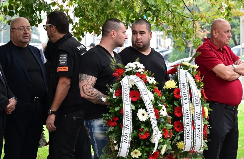 Бяха поднесени венци от патриотичното движение "Хан Кубрат" и компанията "Джи Пи груп". Зад венеца от "Джи Пи груп" в кадър попадна и бившият репортер на телевизия "Алфа" Николай Караколев, <a href="https://www.dnevnik.bg/analizi/predozirane/2022/08/26/4383880_predizborno_ritane_po_kokalchetata_rugane_s_lakut_i/">получил известност</a> след спречкването му с бившия премиер Кирил Петков пред телевизионните камери, когато обяви, че е бил сръчкан с лакът от политика.