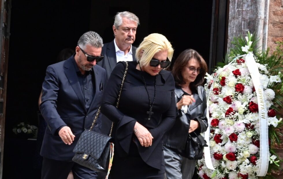 Той и съпругата му Маринела Арабаджиева (на преден план) водят дело срещу България в Страсбург заради надхвърлилия сроковете арест, униженията и нечовешкото отношение, на които са били подложени по време на разследването