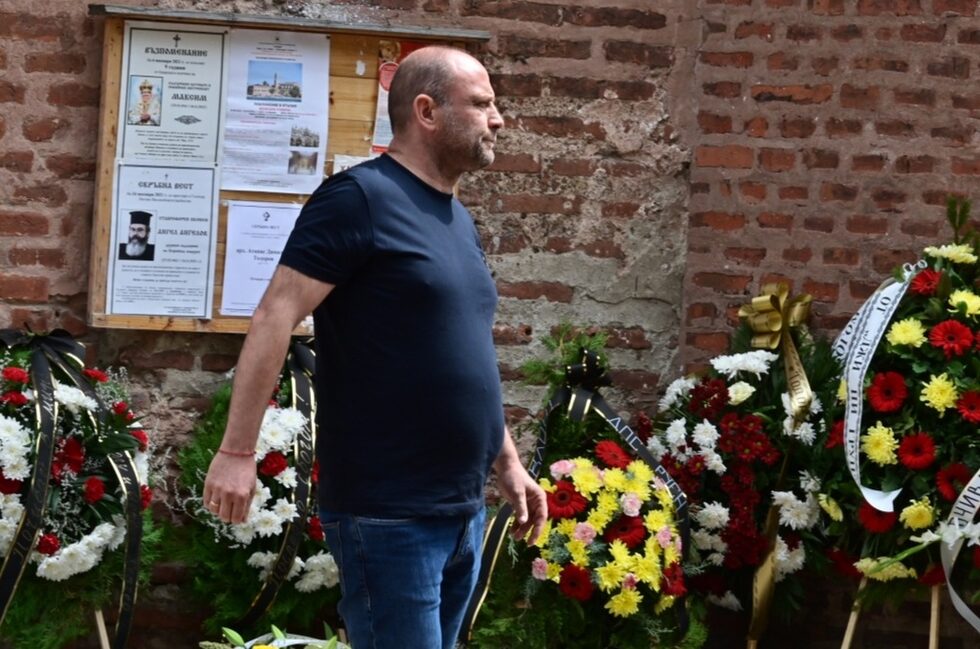 Подалият преди дни<a href="https://www.dnevnik.bg/sport/2022/08/24/4383051_papazov_si_trugva_ot_levski_pod_natisk_klubut_shte/"> оставка </a>член на надзорния съвет на "Левски" Константин (Тити) Папазов.
