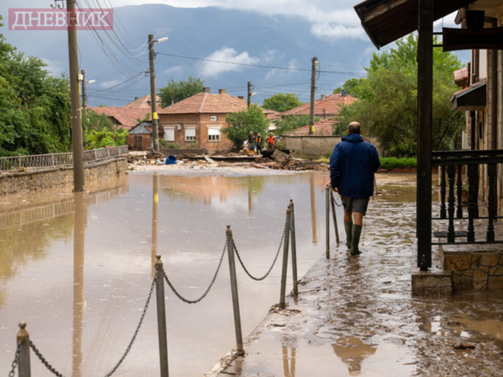 Фотогалерия: Дъждът потопи карловското село Каравелово