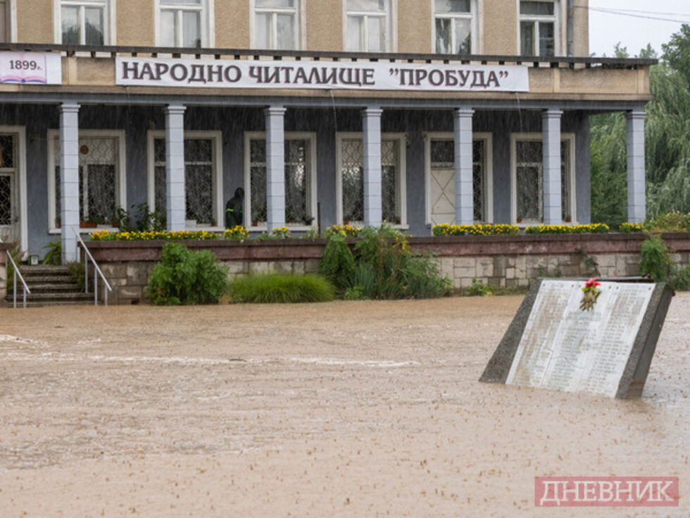 Фотогалерия: Дъждът потопи карловското село Каравелово