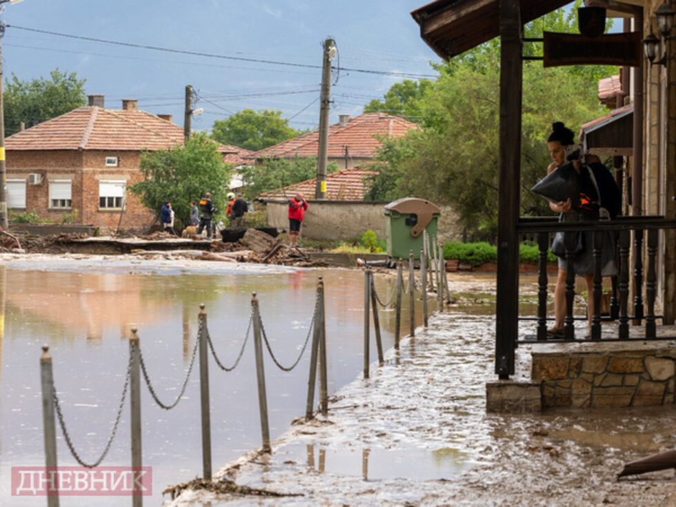 Фотогалерия: Дъждът потопи карловското село Каравелово