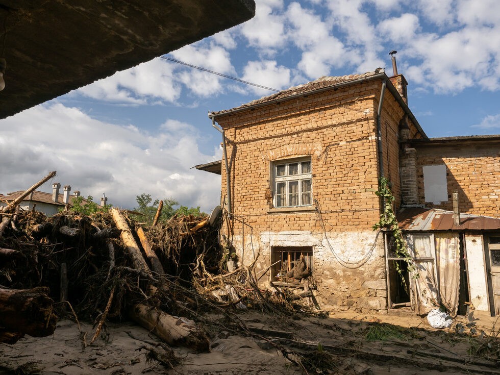 Водата е помела всичко по дворовете на къщите в село Каравелово и много трудно може да се разбере към момента кой имот докъде се простира и какво е останало отдолу.