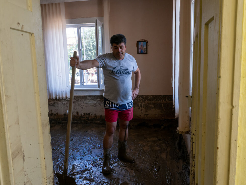 Кметът на съседното село Климент Мано Манов също се включи като доброволец в разчистването на засегнатите домове в Каравелово.