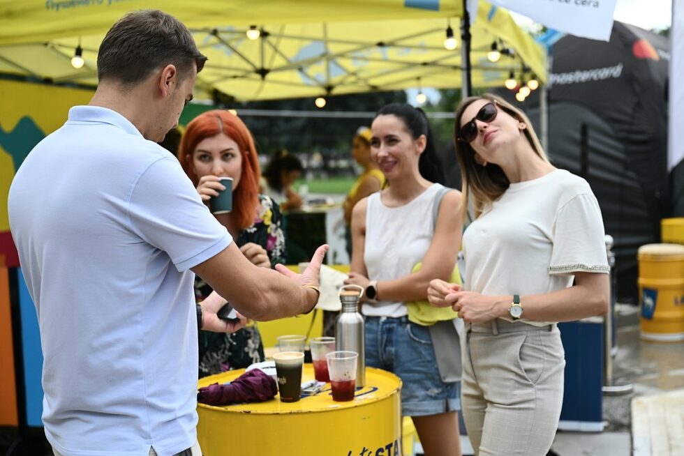 В първия си ден новият фестивал на списание "Бакхус" - Bar & Snack Fest, събра хиляди посетители в парка на НДК въпреки кратката буря в следобедните часове, а още толкова се очакват и в неделя. В течение на целия уикенд, до 22 ч., по алеите на парка гурманите ще се радват на вкусни предложения от цял свят, а на сцената на феста има богата културна програма. Събитието се реализира с подкрепата на Столичната община - календар на културните събития.