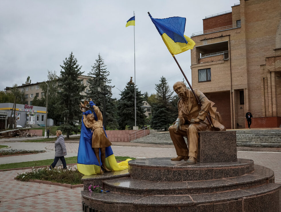 Украинското знаме е поставено на паметника на поета Тарас Шевченко в наскоро освободения от украинските въоръжени сили град Балаклия в Харковска област.