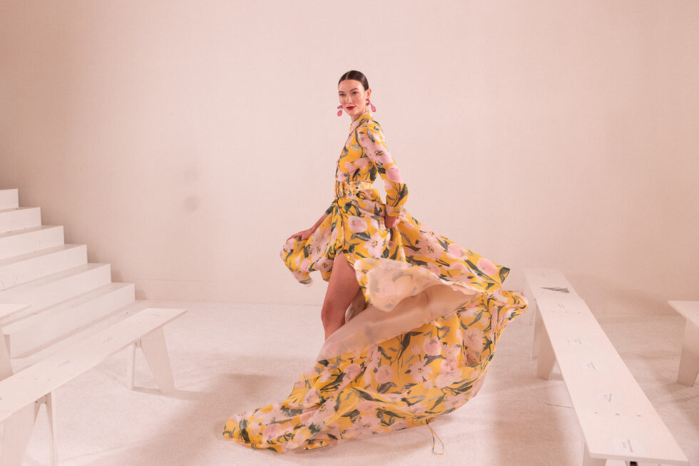 Карли Клос позира на модния подиум на Carolina Herrera в хотел Plaza на седмица на модата в Манхатън, Ню Йорк, САЩ.