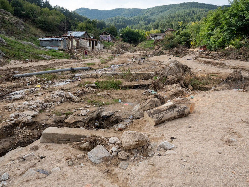 Основи на част от къщите, които са пометени от придошлата вода.