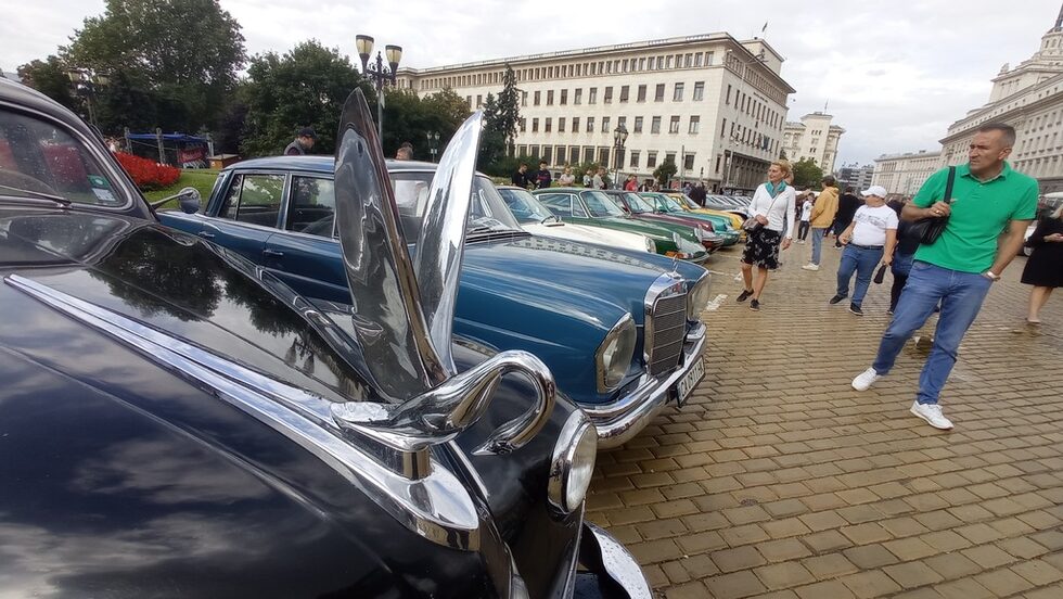 Софийският авто-ретро клуб (САРК) за втори провежда "Есенен авто-ретро салон и парад". Шоуто е част от културния календар по случай Деня на София.
