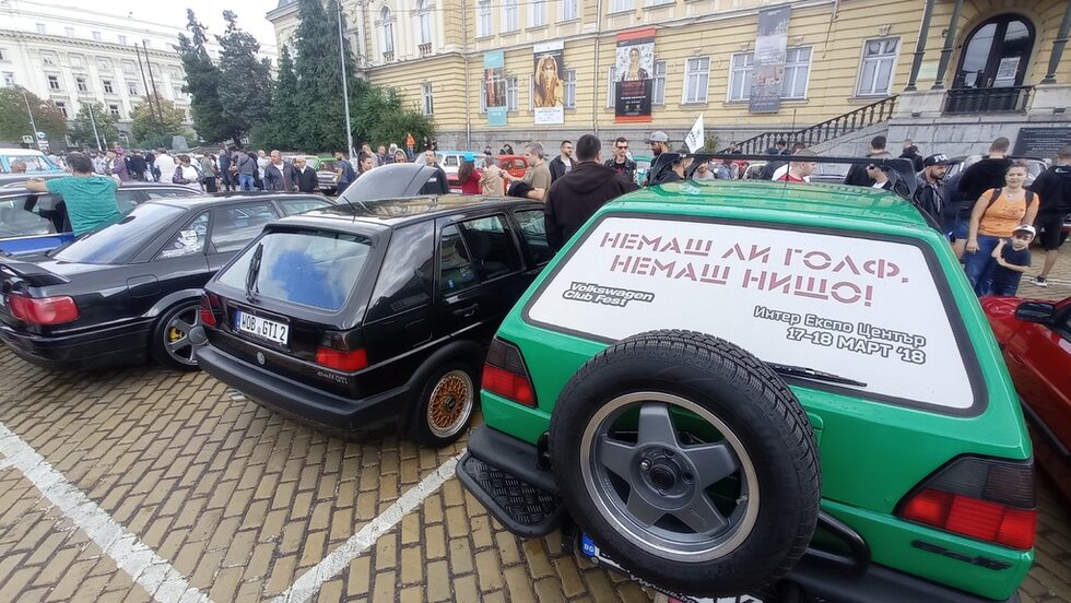 Фотогалерия: Уникални ретро автомобили превзеха пл. Княз Александър I за деня на София