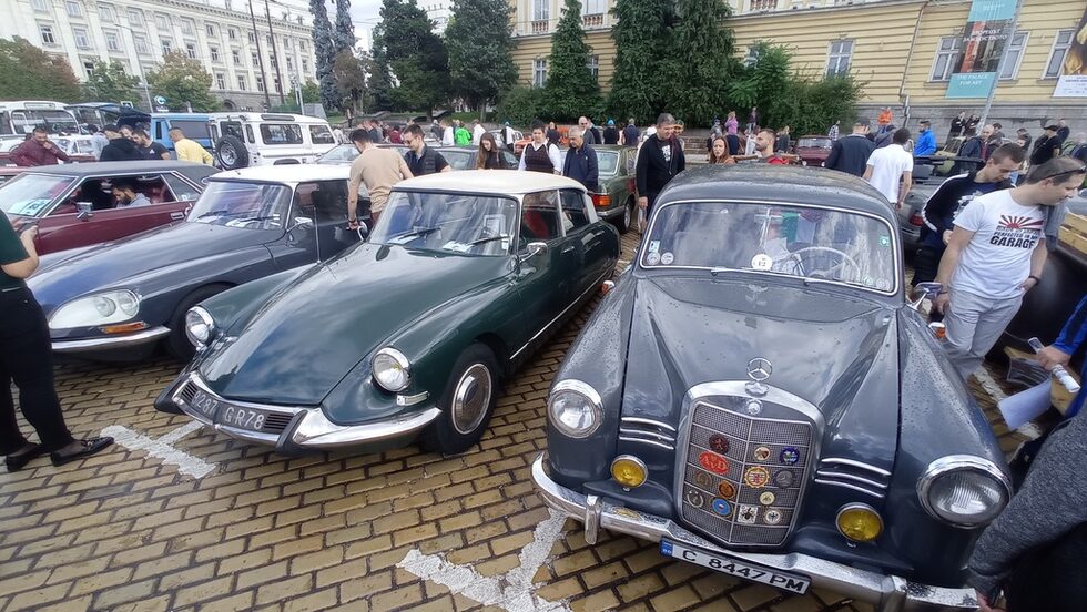 Фотогалерия: Уникални ретро автомобили превзеха пл. Княз Александър I за деня на София