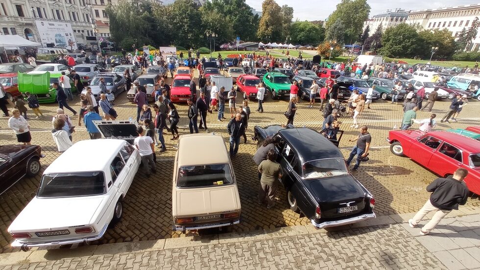 Близо 300 ретро автомобила, включително уникални модели, произведени в много малко бройки бяха изложени днес на площад Княз Александър I в София.