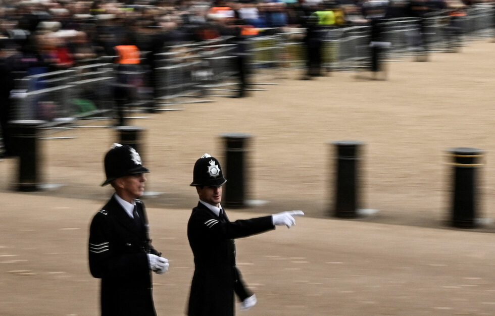 Полицаи се подготвят в Horse Guards в Лондон на 19 септември 2022 г., преди държавната траурна церемония на британската кралица Елизабет II.
