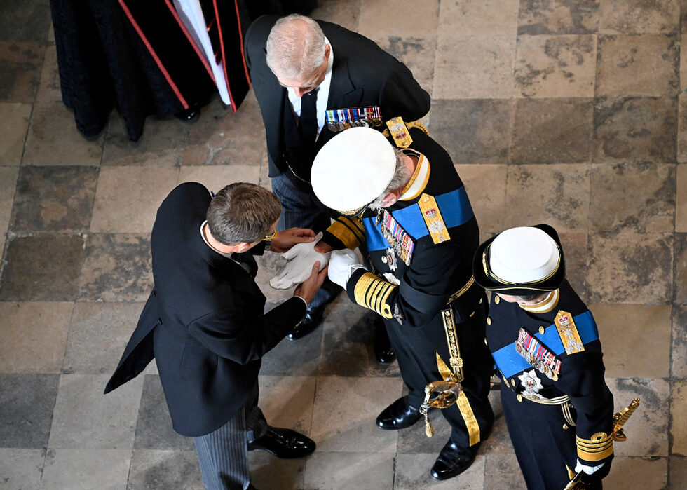 Крал Чарлз III си наглася ръкавиците.