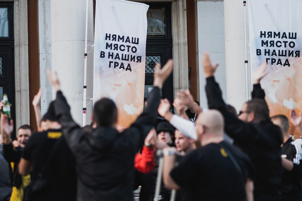 В документалния филм са представени истински истории на реални хора от агитката на футболния клуб, отвъд клишето за Перник и неговите граждани, без да бъдат романтизирани или оценявани, давайки поле за интерпретация от зрителя.<br /><br /><em>На снимката: Феновете на "Миньор" Перник преди излъчването на филма. </em>